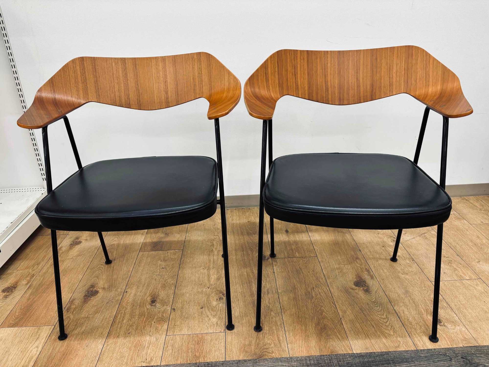 Case Furniture（ケース・ファニチャー） の675チェアが、2脚新