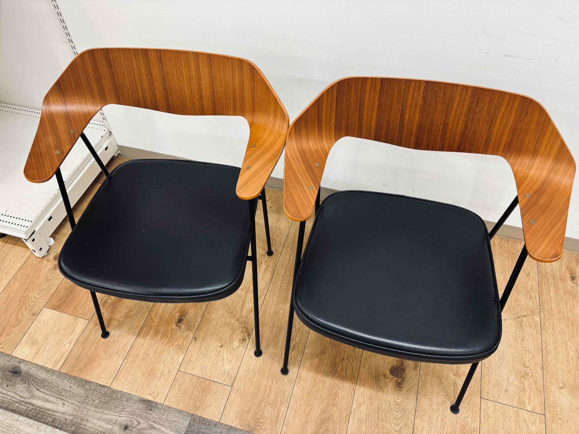 Case Furniture（ケース・ファニチャー） の675チェアが、2脚新