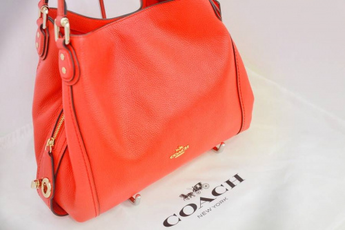 ショルダーバッグのレザーバッグ