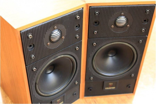 オーディオ機器の年代物スピーカー