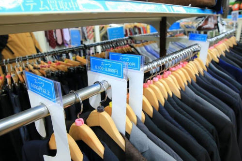 スーツコーナーのスーツ