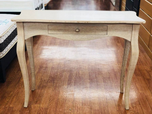 家具のテーブル