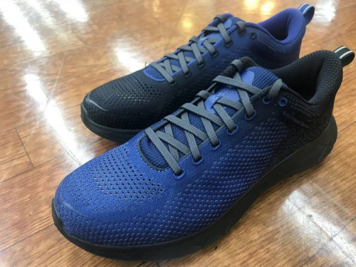 スニーカーのホカオネオネ