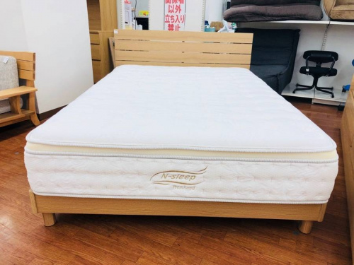 中古家具のセミダブルベッド