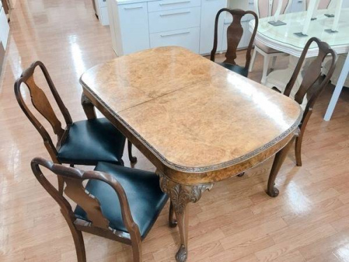 家具のテーブル