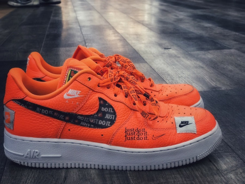 ストリート　スニーカーのナイキ　エアフォース