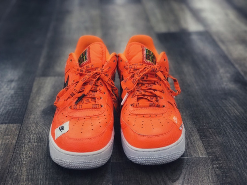 ナイキ　エアフォースのエアフォース１　オレンジ
