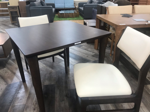 家具のテーブル