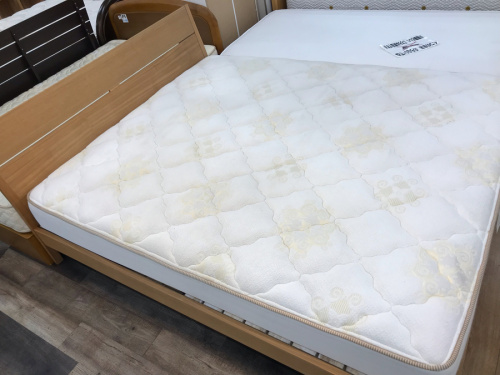 中古家具のベッド
