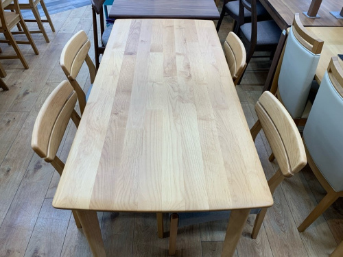 ダイニングセットの家具