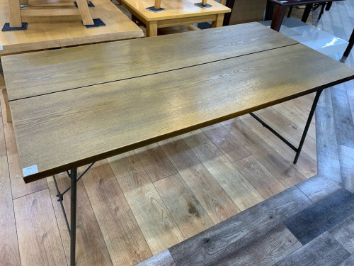 中古家具のダイニングテーブル