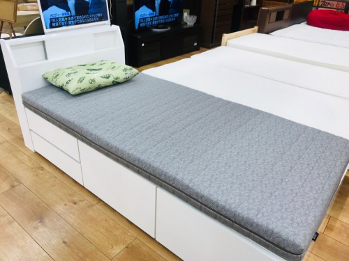 家具のシングルベッド