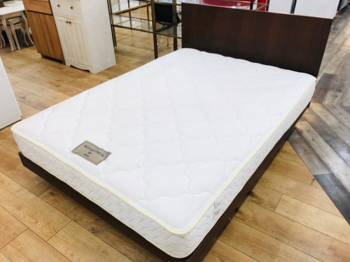 家具のベッド