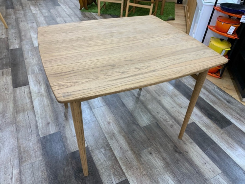 家具のダイニングテーブル