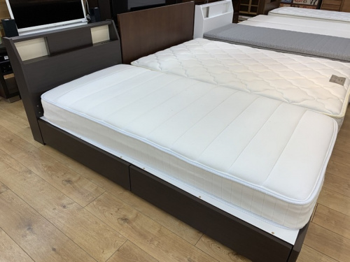 家具のベッド
