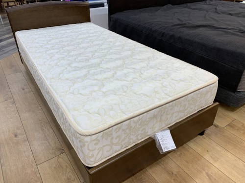 家具のシングルベッド