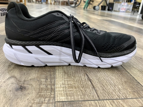 CLIFTONS(クリフトン)6のHOKAONEONE(ホカオネオネ)