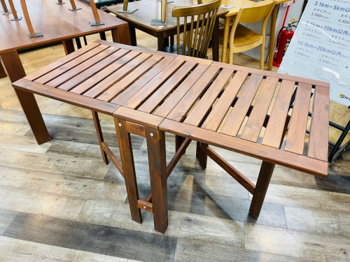 家具のテーブル