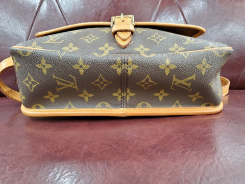 モノグラムのショルダーバッグ