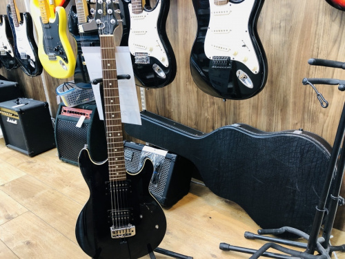中古楽器店のエレキギター