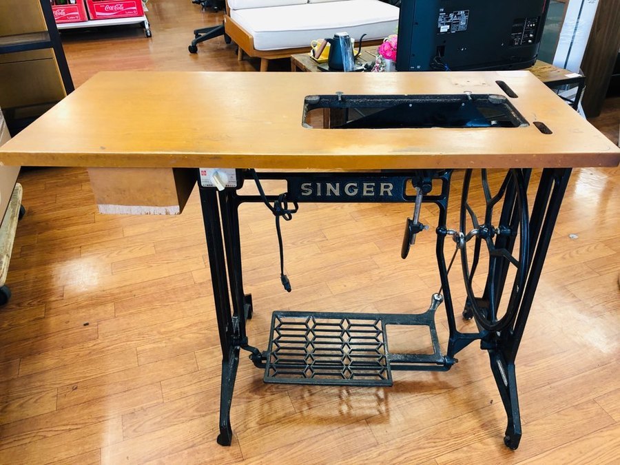 洗練された逸品】SINGER(シンガー)のアンティークミシン台買取