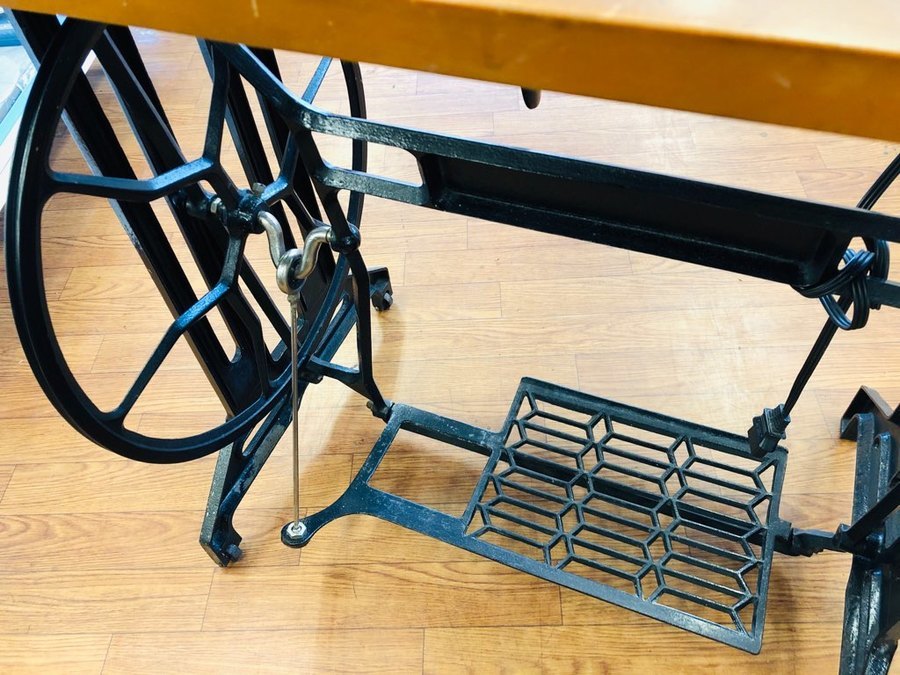 洗練された逸品】SINGER(シンガー)のアンティークミシン台買取入荷致し