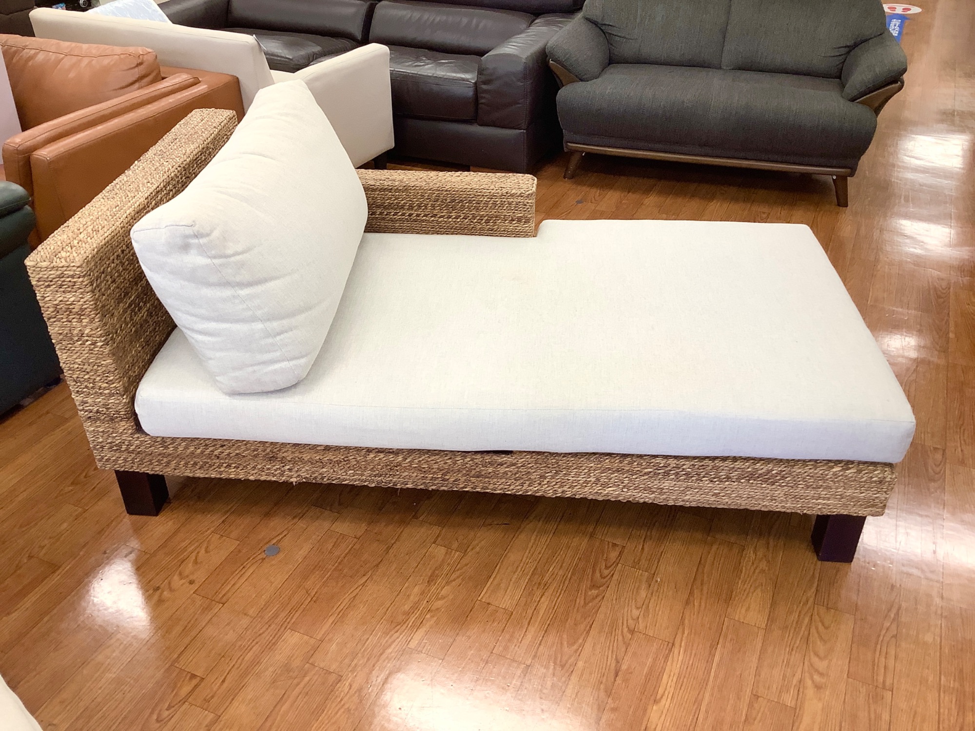 涼しげでおしゃれ♪KAJA（カジャ）の3人掛けカウチソファを買取入荷