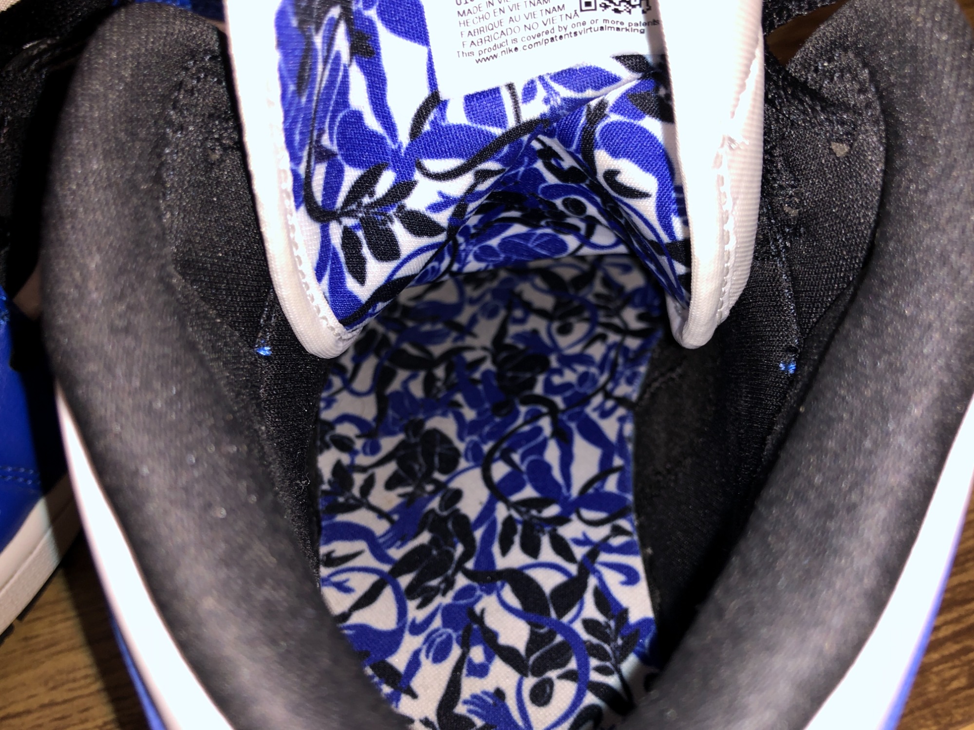 ★人気★ 追跡あり!☆NIKE☆ Air Jordan 1 Mid Triple NIKE(ナイキ)AIR JORDAN1 MID(エアジョーダンミッドハイ) SISTER