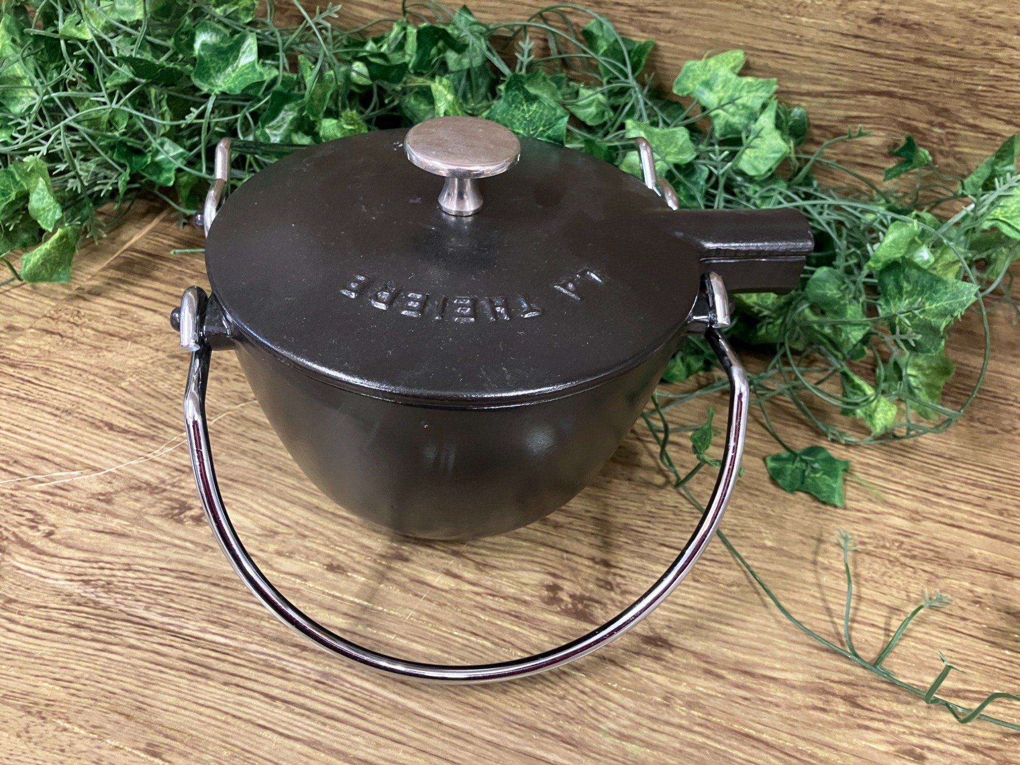 Staub (ストウブ)のラウンドティーポットが買取入荷致しました