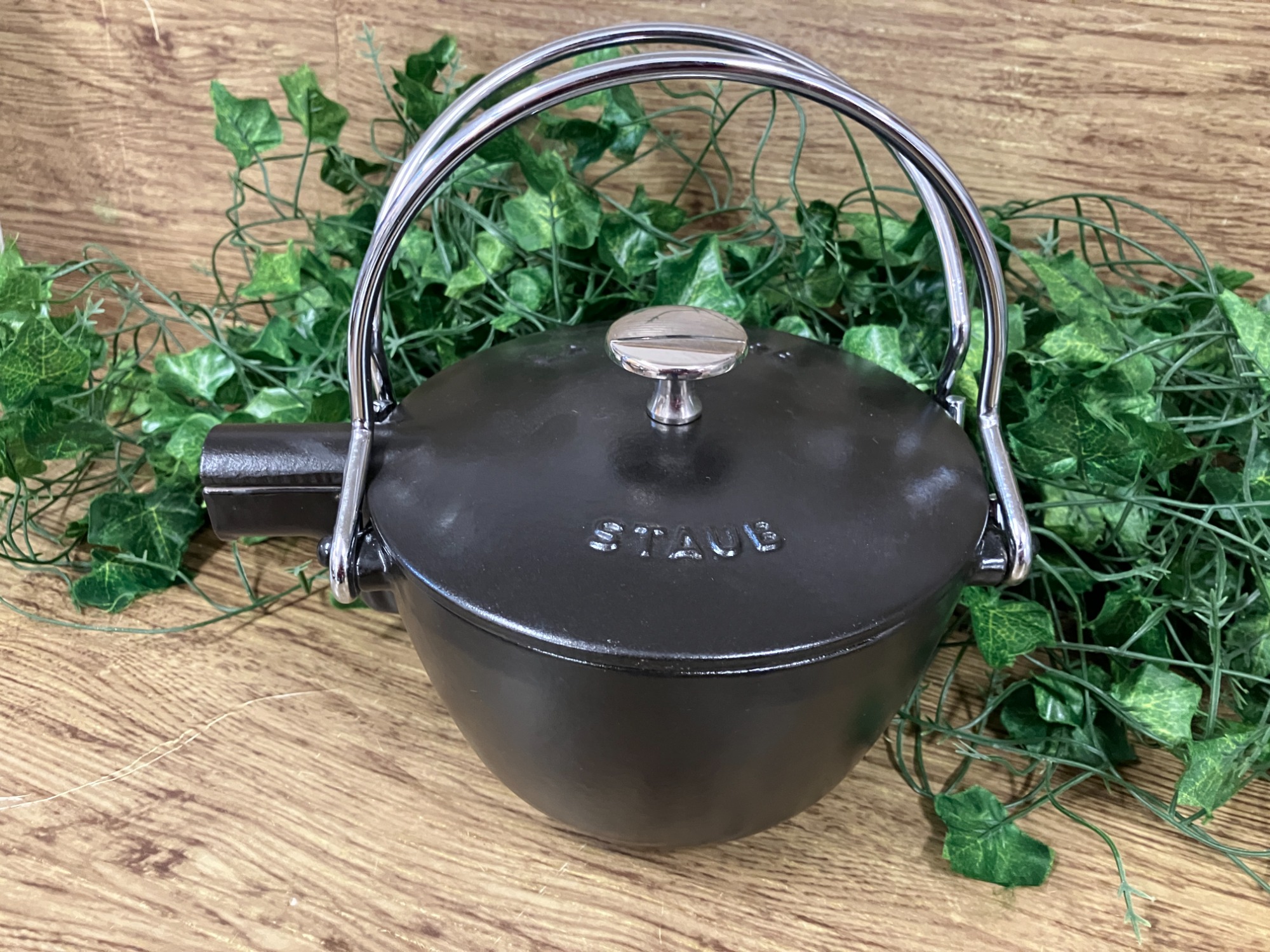 Staub (ストウブ)のラウンドティーポットが買取入荷致しました