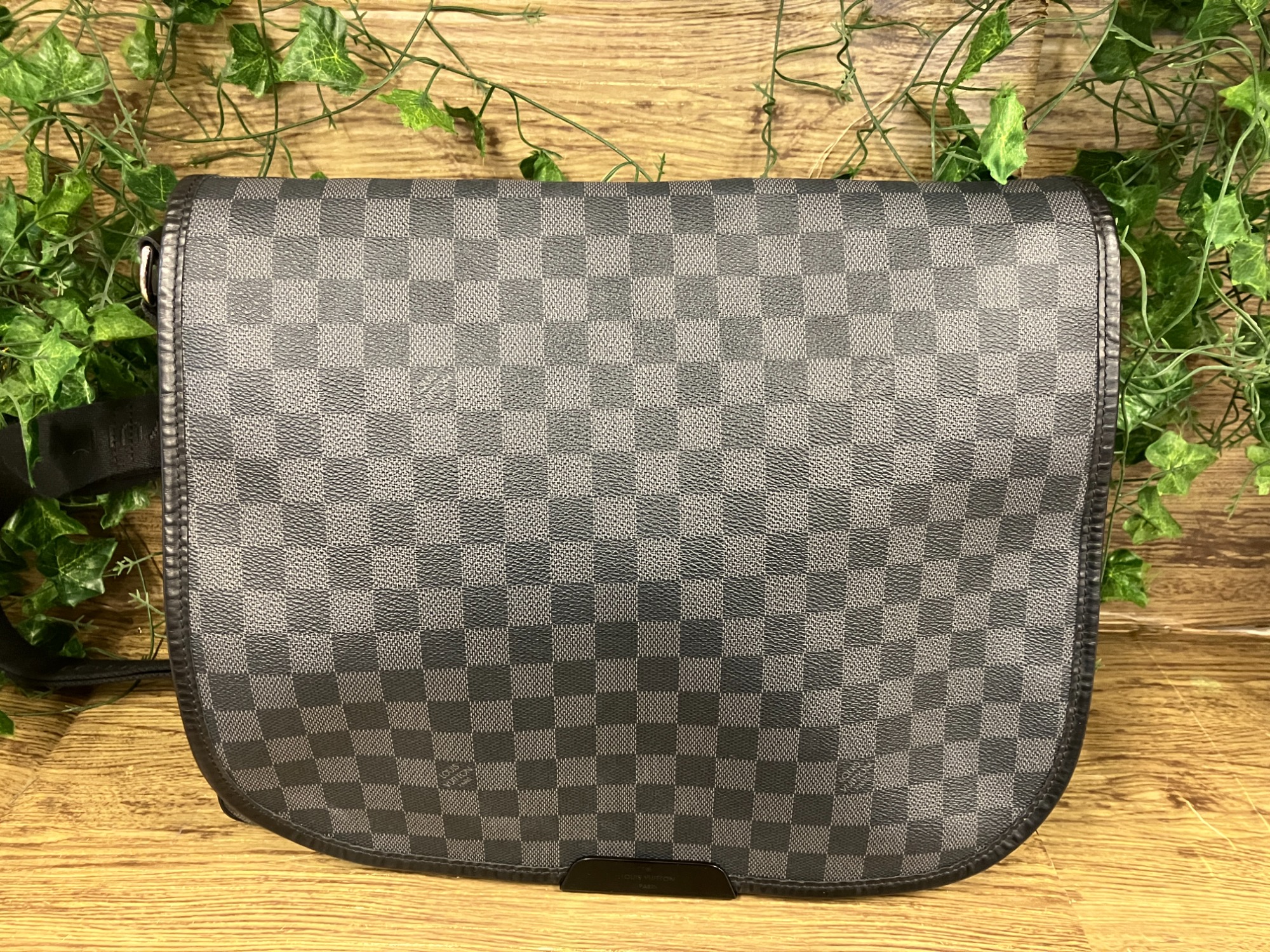 LOUIS VUITTON（ルイヴィトン）のメッセンジャーバッグ（ダミエ）が