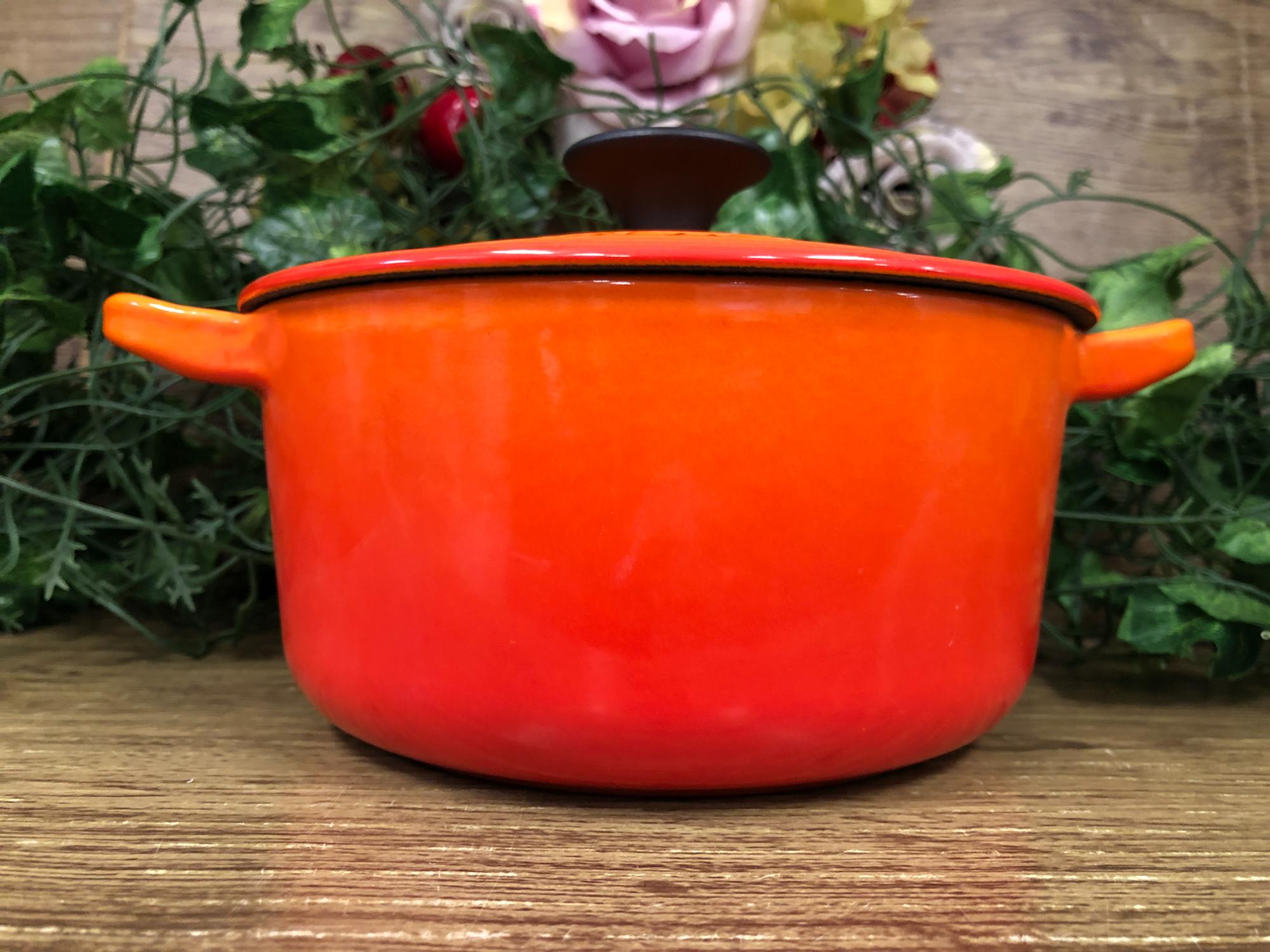 LE CREUSETの両手鍋トラディション ココットロンド（オレンジ）を買取