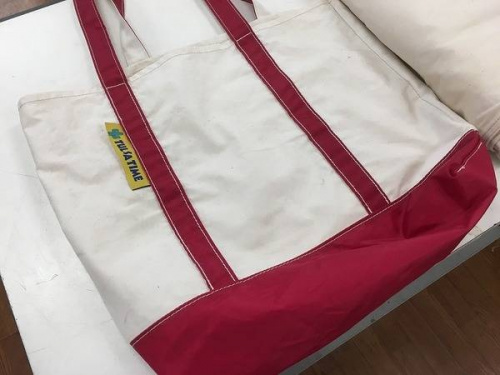 キャンプ用品のタープ