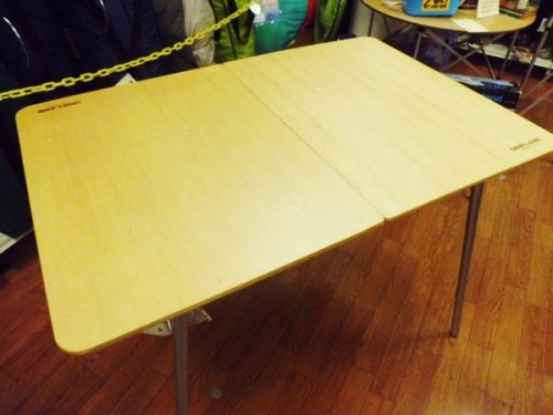 キャンプ用品のテーブル