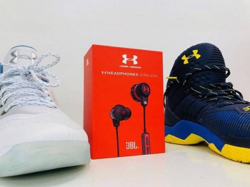 ワイヤレスイヤホンのUNDER ARMOUR
