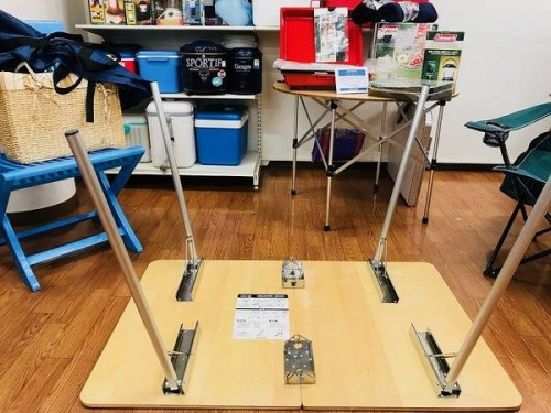 キャンプ用品のテーブル