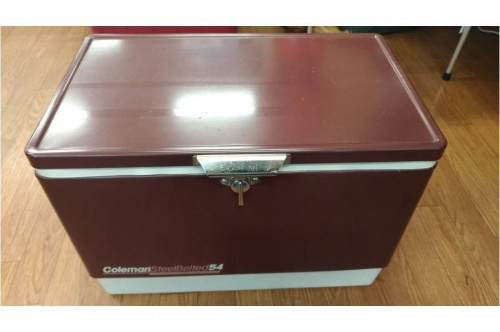 キャンプ用品のクーラーボックス