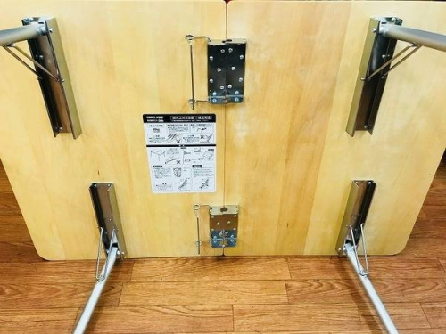 キャンプ用品のテーブル