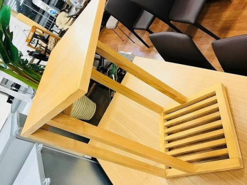 家具のサイドテーブル