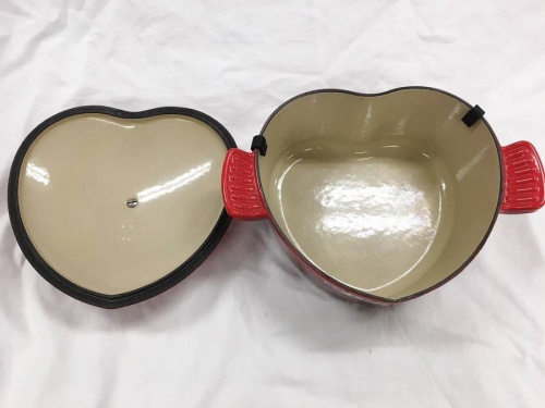 LE CREUSETの両手鍋