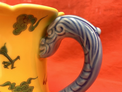 龍鳳凰錦手黄地龍手付ジョッキの深川製磁
