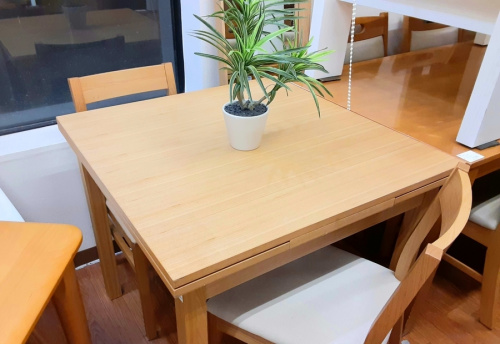 生活家具のダイニングテーブル