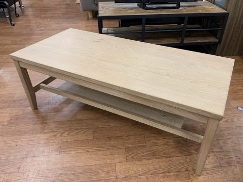 家具のテーブル