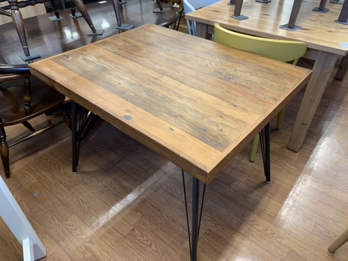 生活家具のダイニングテーブル