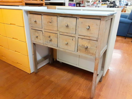 生活家具のテーブル