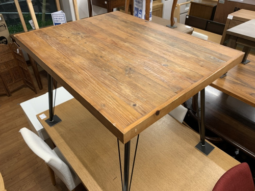 生活家具のダイニングテーブル