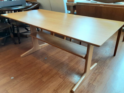 家具のテーブル