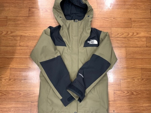 アウトドアウェアのマウンテンパーカー