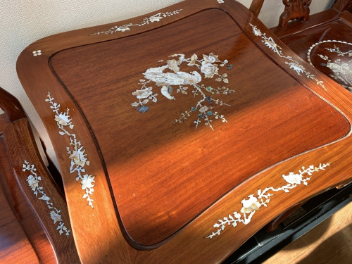 螺鈿細工のテーブル