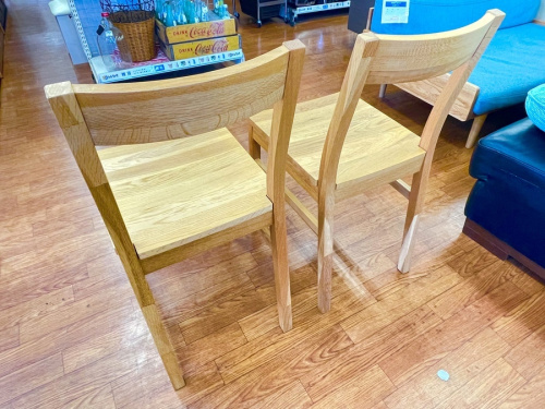 テーブルのチェア